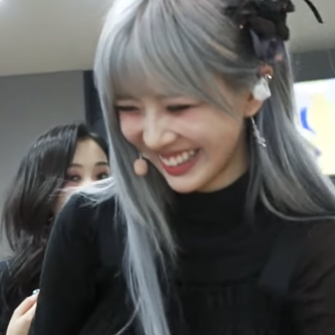 yoohyeon smiling (@yhsmiles) on Twitter photo 