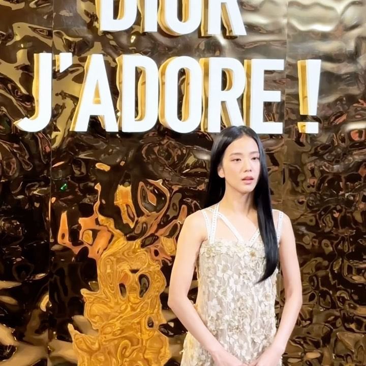 Jisoocrumbz's tweet photo. How is it even possible for a human to look so unreal

DIOR SHOW WITH JISOO
#JISOOatDiorSS24 https://t.co/U6fNJWMBRF
