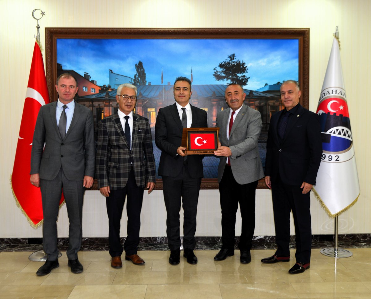 BEM-BİR-SEN Ardahan İl Başkanı Fedai Çoban, sendika yetkilileriyle birlikte Valimiz Hayrettin Çiçek'e hayırlı olsun ziyaretinde bulundu.

Çoban, ziyarette Valimize Türk Bayrağı hediye etti.

<a href="/HayrettinnCiCEK/">Hayrettin Çiçek</a> #ardahanvaliliği