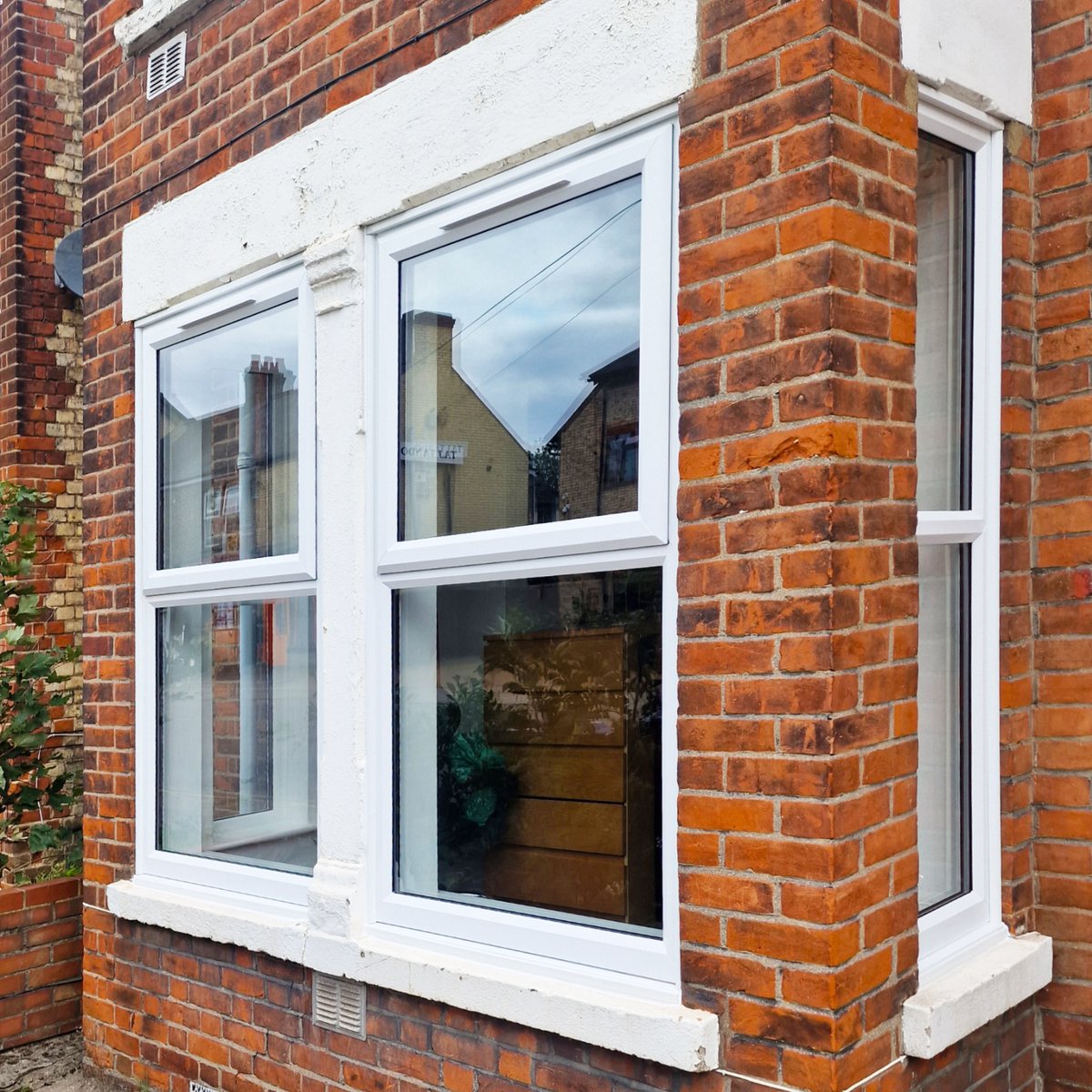 ElglazeUK's tweet photo. 🏠 Take a look at these new white uPVC Casement windows just installed. They're stylish and freshen up the exterior of the property. They also offer exceptional security, being designed to the Secured By Design Police Preferred Specification. Visit our website or reach out to us. https://t.co/ZrHx20EuCL