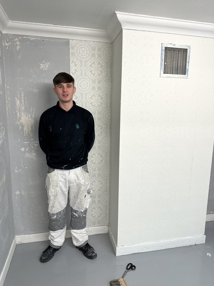 A rare opportunity to work with the P&amp;D MA’s hanging blown vinyl. #wallpaper #decorators 👍🏻