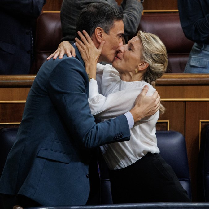 Encuestando's tweet photo. 📊 ¿Qué coalición de gobierno es MEJOR para España?

🔃 PEDRO SÁNCHEZ Y YOLANDA DÍAZ
❤️NÚÑEZ FEIJÓO Y SANTIAGO ABASCAL
