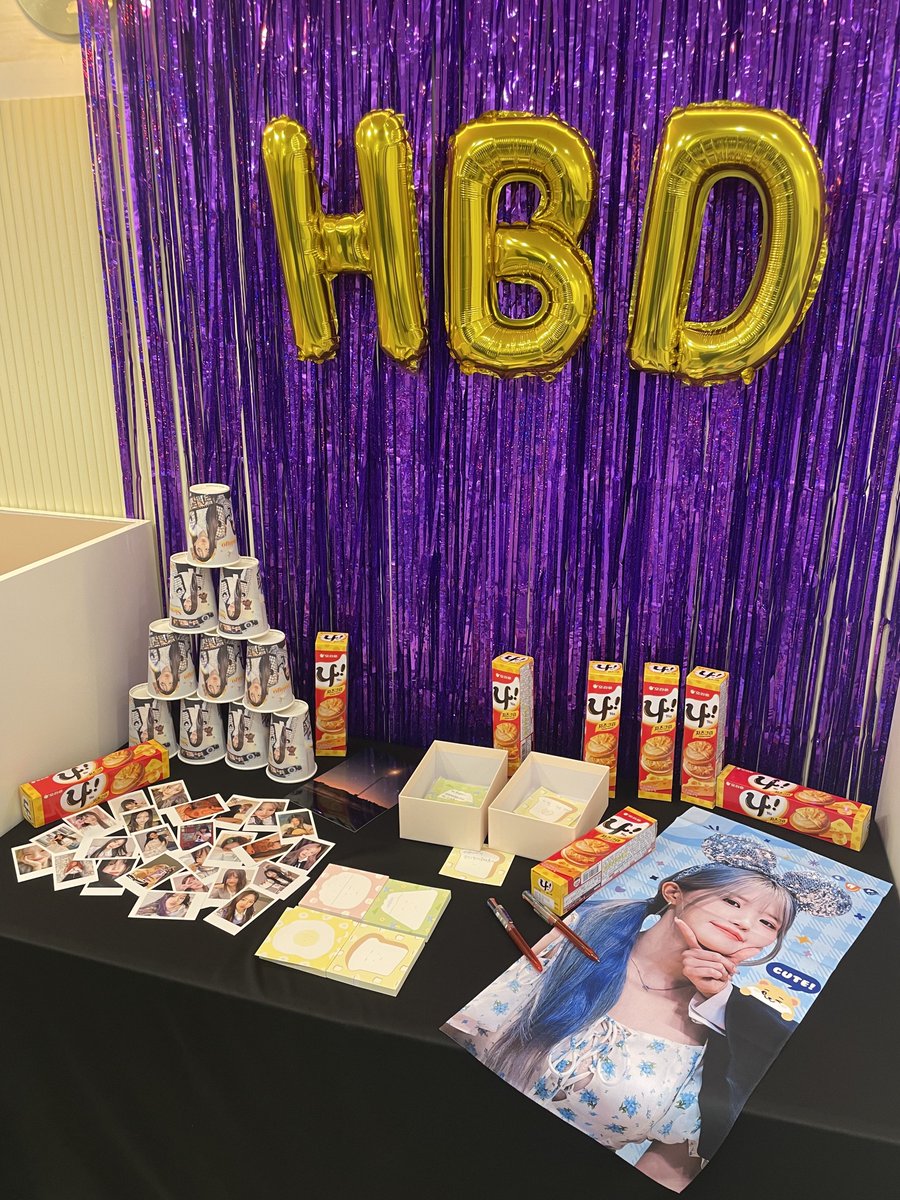 shy_bday_event's tweet photo. 𝐬𝐢𝐞𝐦𝐩𝐫𝐞 𝐜𝐨𝐧𝐭𝐢𝐠𝐨.

➖

하영이를 위해서 과자를 함께 전시해두었는데 누군가 2개를 가저가셨네요. 얼마 안하는 과자를 왜 가져가신지는 모르겠지만, 내일 다시 가저오시면 감사하겠습니다. https://t.co/MhkDqhl3DN