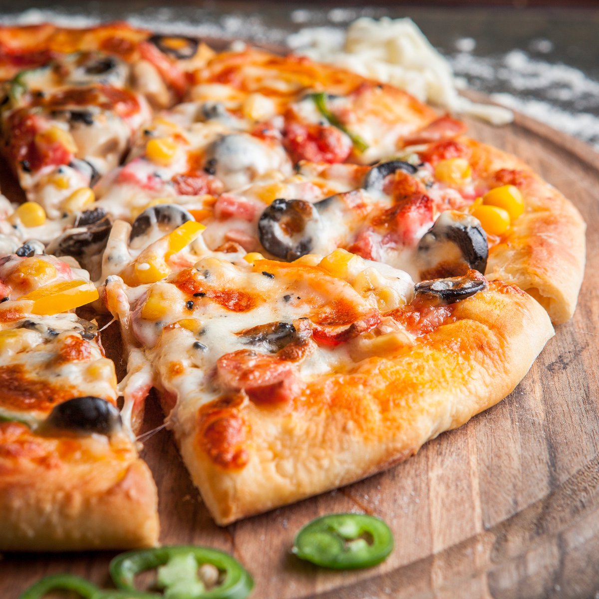 bouf_e's tweet photo. Tous les mercredis c'est la journée gourmande chez e-Bouf. Profitez d'une réduction spéciale de 10% sur toutes vos pizzas 🍕  Ne manquez pas cette offre valable uniquement aujourd’hui 😋

Commandez dès maintenant👇
Lien de commande disponible dans la bio 
#MercrediGourmand #ebouf https://t.co/iyDtFGugcg