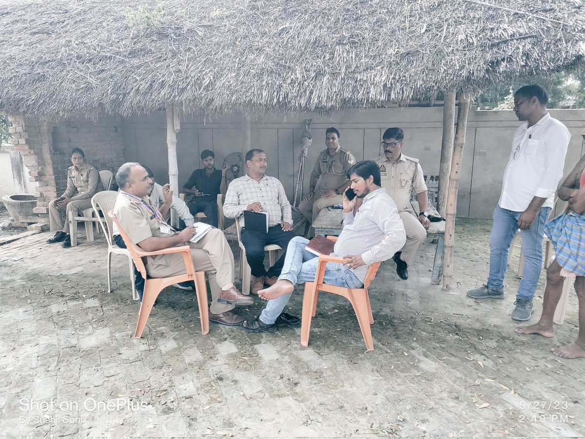SDO2MAU1UPPCL's tweet photo. आज दिनाँक 27/09/23को रहजनिया उपकेंद्र के high loss feederसलाहाबाद से ऊर्जिकृत गाँव ताहिरपुर में घर-घर जाकर बकायेदारों से बिल जमा करने हेतु अनुरोध के साथ नोटिस दिया गया एवं भार वृद्धि का कार्य किया गया
@aksharmaBharat 
@UppclChairman 
@UPPCLLKO 
@MD_PuVVNL 
@PuVVNLHQ 
@puvvnlmau https://t.co/rjI2xfcapH