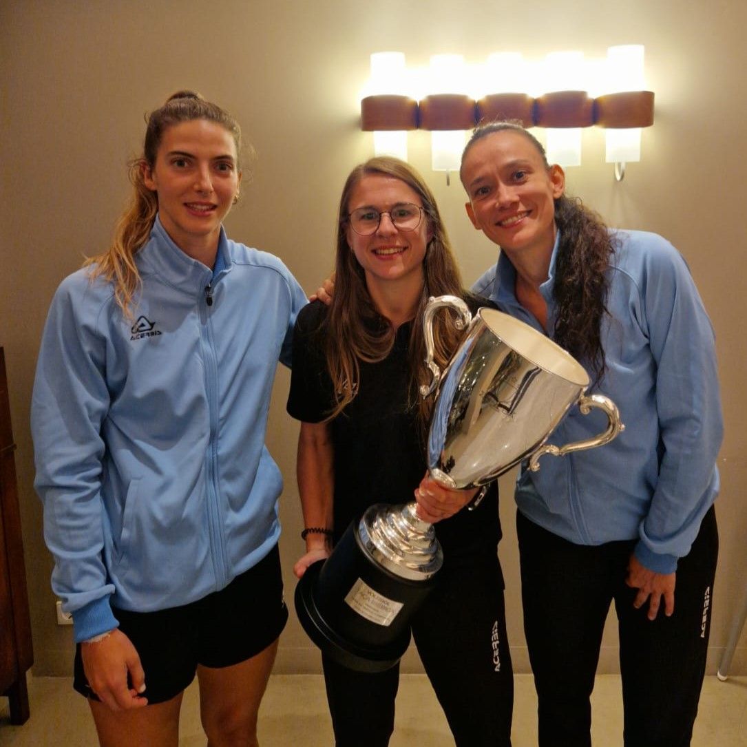 👏🏻🏆🇪🇸 🇵🇹 Parabéns a Tania Cobos, Helia González e Alejandra del Burgo, as nosas 3 galegas que conquistaron a Copa Ibérica co Club Voleibol JAV Olímpico!