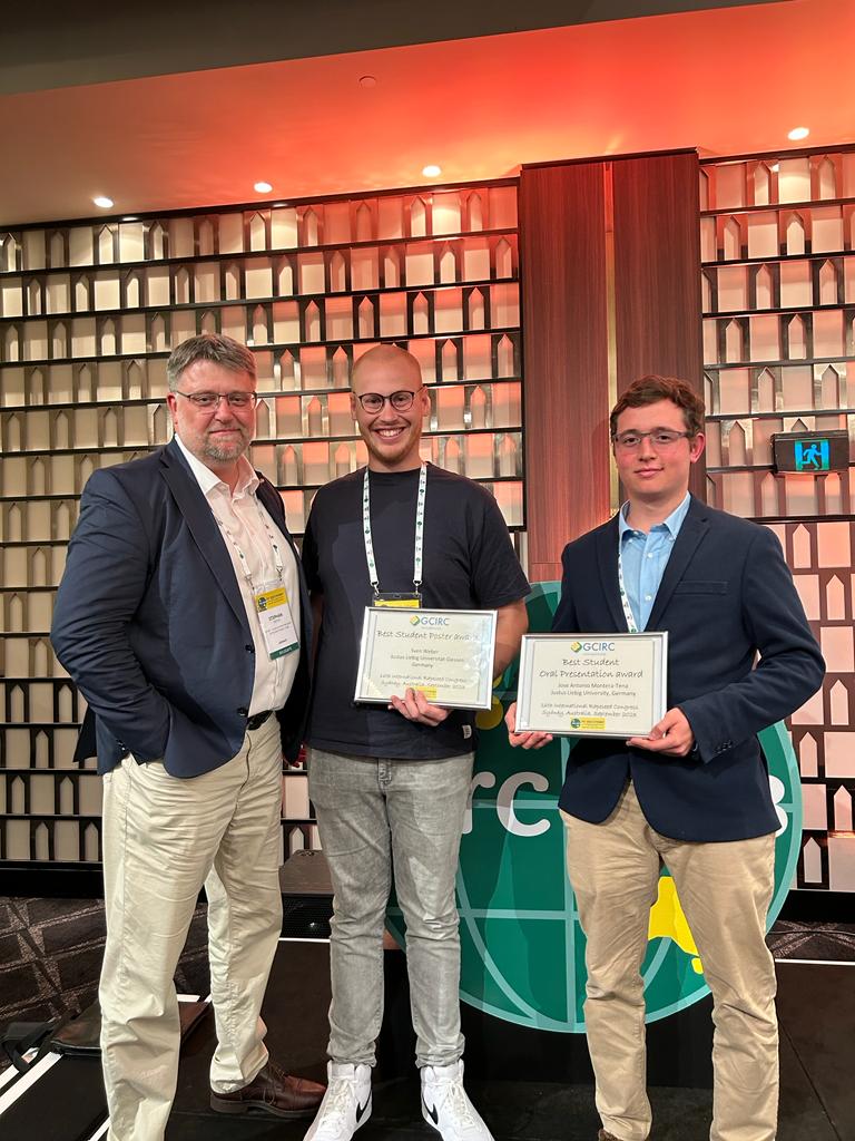 UFOP e. V. (@ufop_de) on Twitter photo Großer Erfolg beim #IRCSYDNEY2023! Preise für das beste studentische Poster und den besten studentischen Vortrag gingen an Sven Weber & Jose Antonio Montera-Tena von der <a href="/jlugiessen/">Universität Gießen</a>. Stephan Arens gratulierte den Preisträgern, die mit UFOP-Förderung am Kongress teilnahmen. Großer Erfolg beim #IRCSYDNEY2023! Preise für das beste studentische Poster und den besten studentischen Vortrag gingen an Sven Weber & Jose Antonio Montera-Tena von der <a href="/jlugiessen/">Universität Gießen</a>. Stephan Arens gratulierte den Preisträgern, die mit UFOP-Förderung am Kongress teilnahmen.