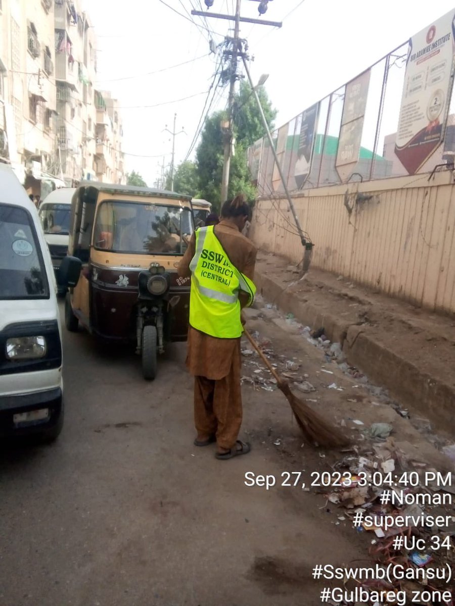 AC Gulberg carried out an anti encroachment operation in Hussainabad Block 2 where street vendors had enroached the street leading to World Memon Foundation Office. Staff of KMC/TMC Gulberg and police participated in the operation. Cleanliness activity also done after operation.