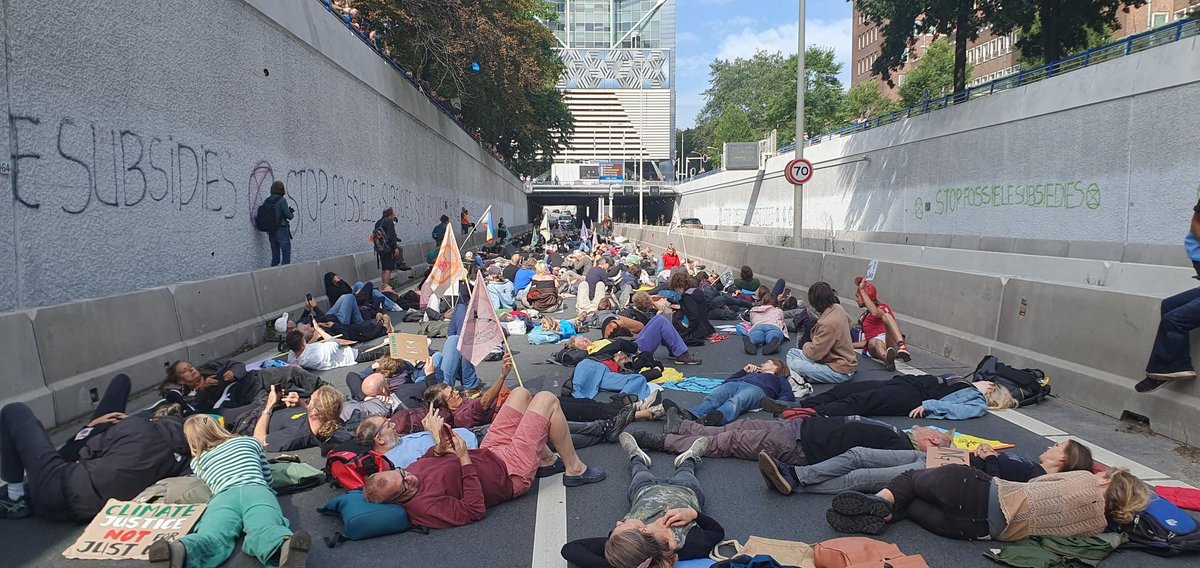 De politie heeft het opgegeven, dus wij demonstreren in de tunnelbak van de #A12. Kom meedoen op het asfalt of steun ons vanaf de rand!

Hoe lang we blijven? Tot de fossiele subsidies zijn afgeschaft. 

#StopFossieleSubsidies #Klimaatrechtvaardigheid