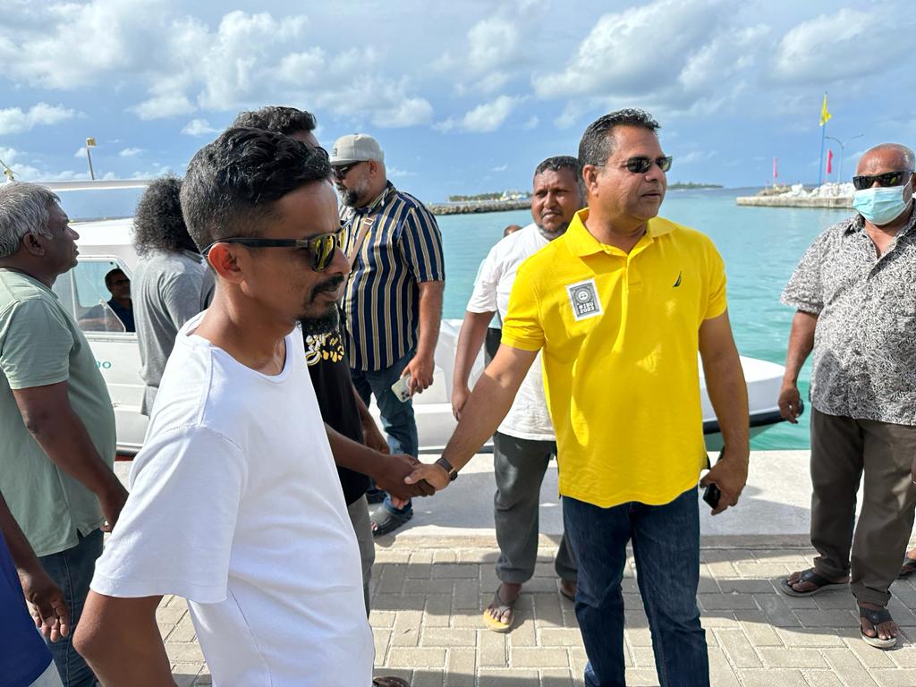 _VSSM_'s tweet photo. 📍ލ ހިތަދޫ

މިނިސްޓަރ @AhmedMahloof އާއި ތ،ލ ކޯޑިނޭޓަރ @myfoona އަދި ޓީމް ހިތަދޫއަށް.

#IbuOk
#IbuAslam2023
#UfaaverAmaanRaajje https://t.co/ndNWV6ADjZ