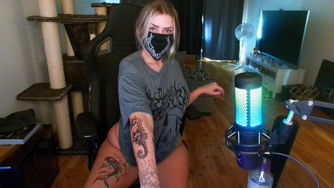 your tattooed gamer girlfriend 🥺 https://t.co/Jby40T9JbY