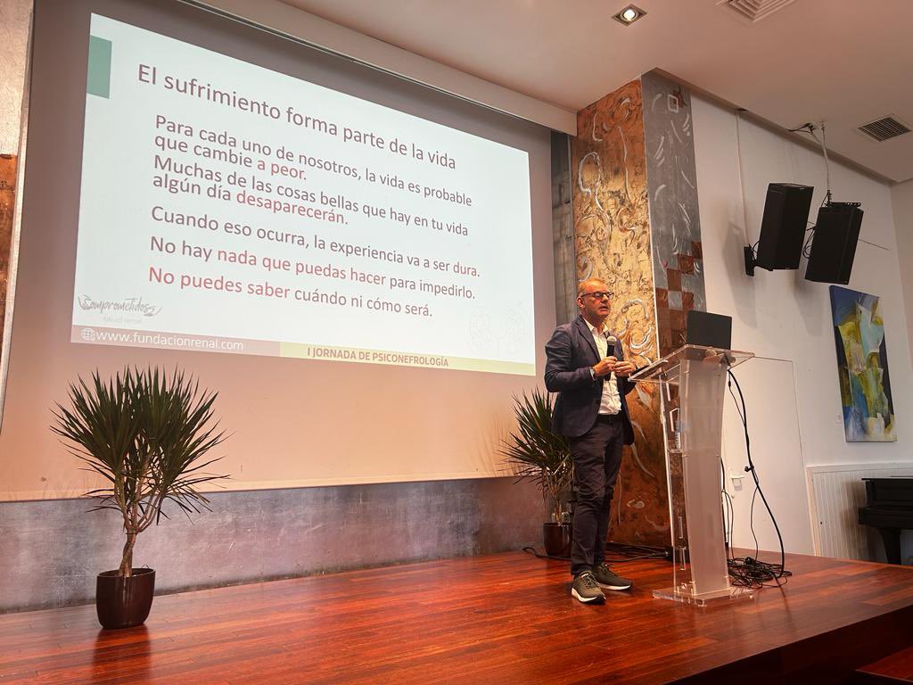 FundacionRenalE's tweet image. 👉 El Dr. Francisco Montesinos, habla de la terapia de aceptación y compromiso y su aplicación en personas con #enfermedadrenal en la &apos;I Jornada de Psiconefrologia&apos;