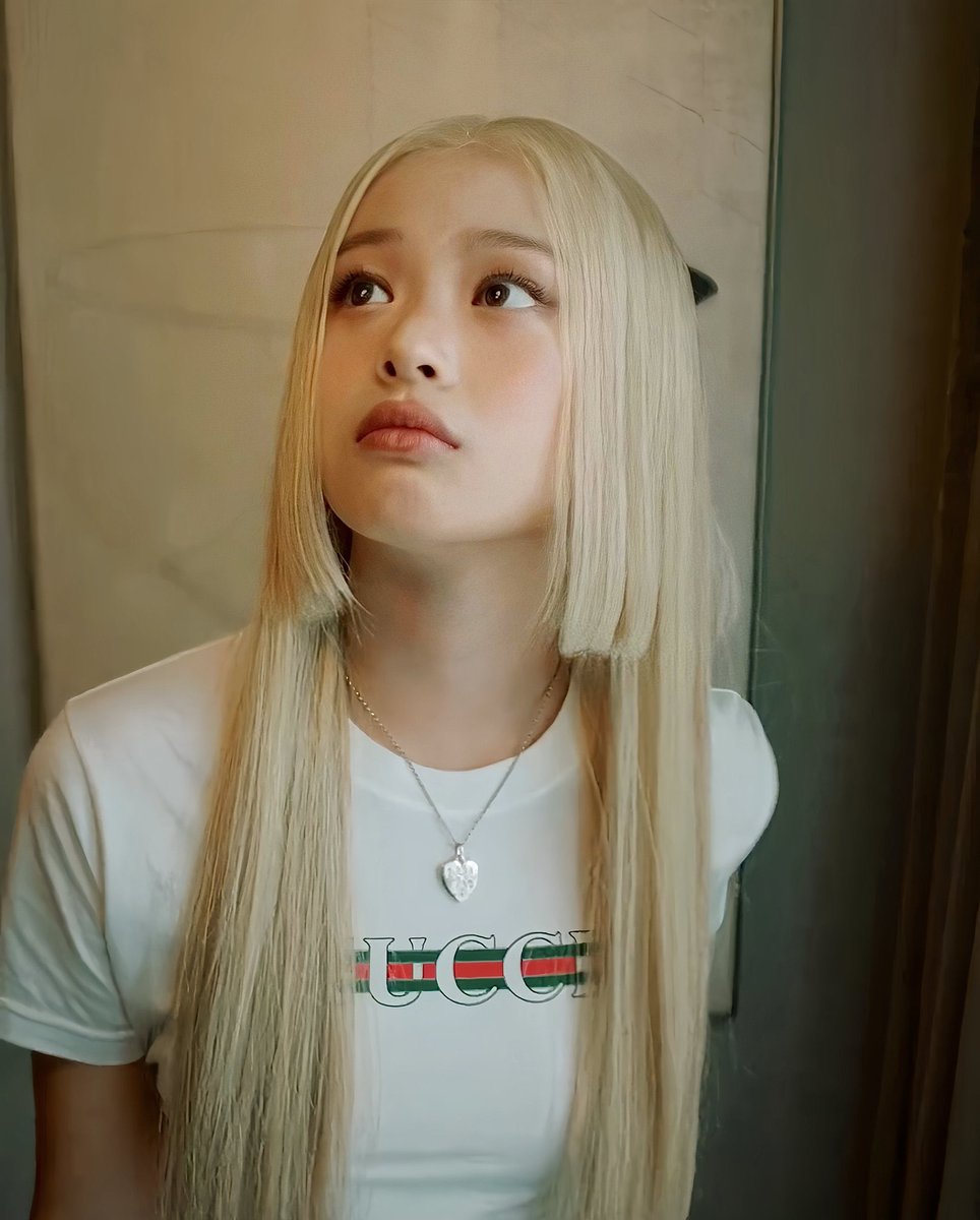 hannisloops's tweet photo. she’s a real life barbie coz LOOK https://t.co/LzMvlxaHSt