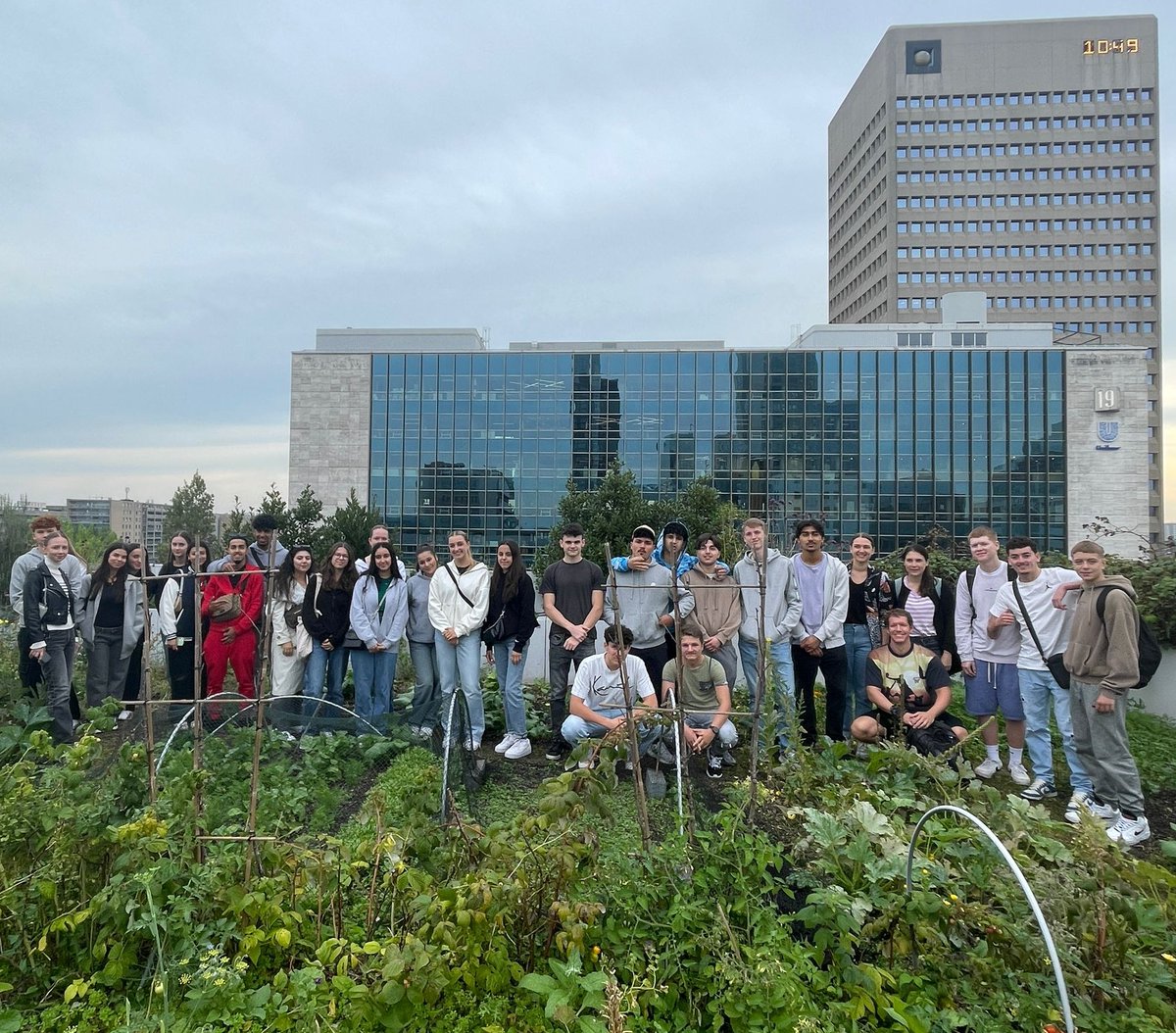 d_akkers's tweet photo. Group from #Leverkusen #Germany🇩🇪 from the Landrat-Lucas-Gymnasium on #rooftopexcursion today on the #DakAkker #rooftopfarm on an officebuilding downtown #centraldistrict #Rotterdam 🌼. 📷: #rooftopguide @AnnetteBehrens 🍃. https://t.co/ROPyhxIU3Y