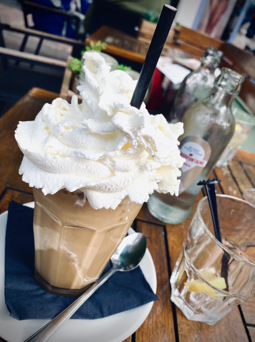 Abschlussfahrt, Tag 3 –

Weiterhin unzumutbare Zustände. 🍦☕️ #TWLZ