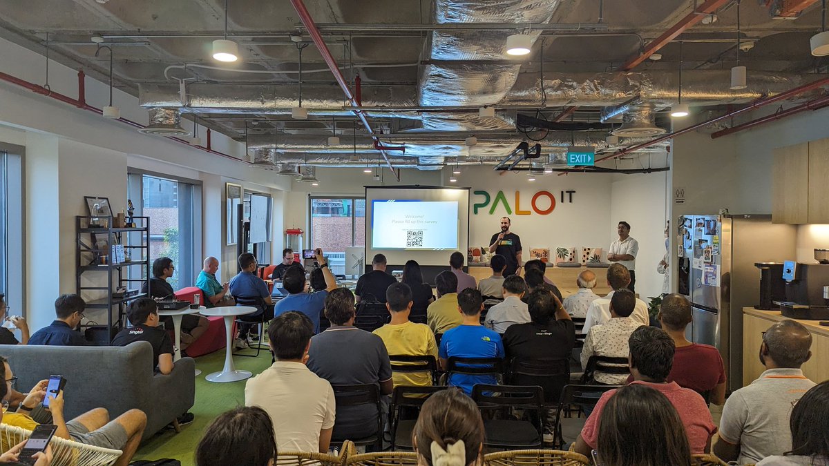 Full house for the JUG in #Singapore tonight, featuring <a href="/starbuxman/">Josh Long</a> and @david_syer 🤩
#Java #SpringBoot