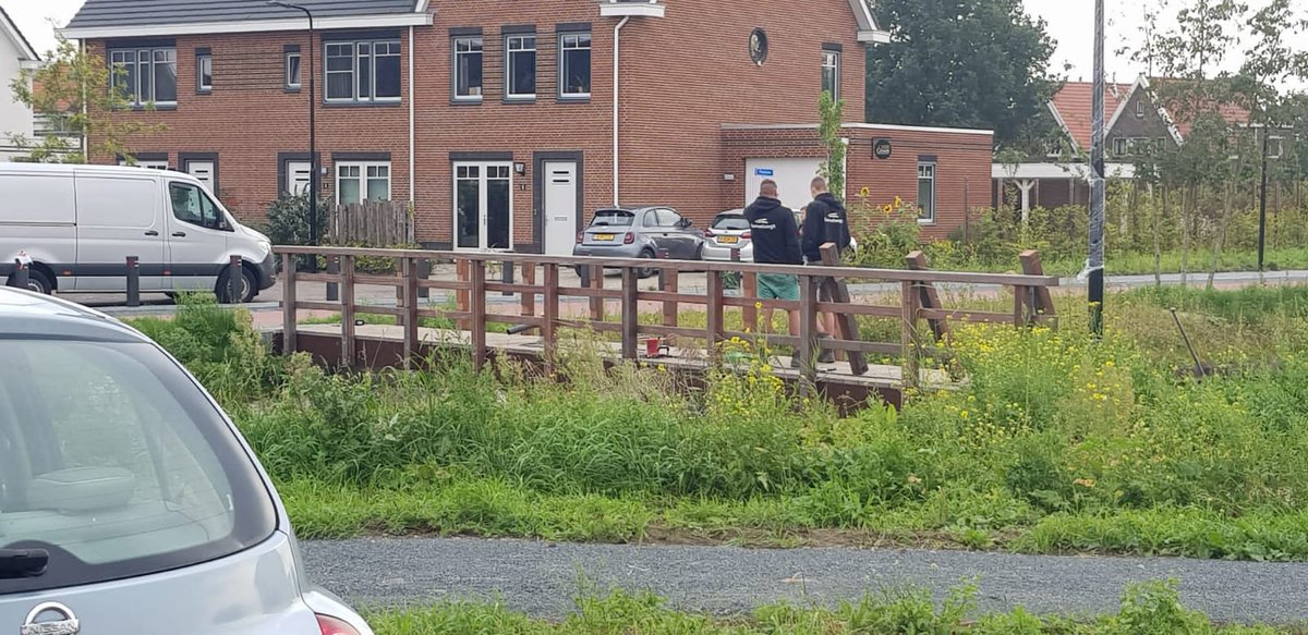 Na aandringen bij <a href="/SjorsFrohlich/">Sjors Fröhlich</a> en Wethouder <a href="/tmeijdam/">Teunis Meijdam</a> is er op deze brug in de #Broekgraaf toch een tweede leuning aangebracht zodat iedereen en vooral kinderen en mensen met een beperking er veilig overheen kunnen!