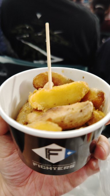 エスコンフィールド飯２店舗目は、串鳥のメガ串焼きと、インカの目覚めのポテトフライ。 インカの目覚めは以前にも食べた事あるけども、これはフライで塩振ってあるとめちゃくちゃ旨い。 あと、このつくねがめっちゃ旨い。塩で頼んだけども、タレの方が好みかもしれん。 #loveFighters<a href="/tag/lovefighters"class="tags">#loveFighters</a>