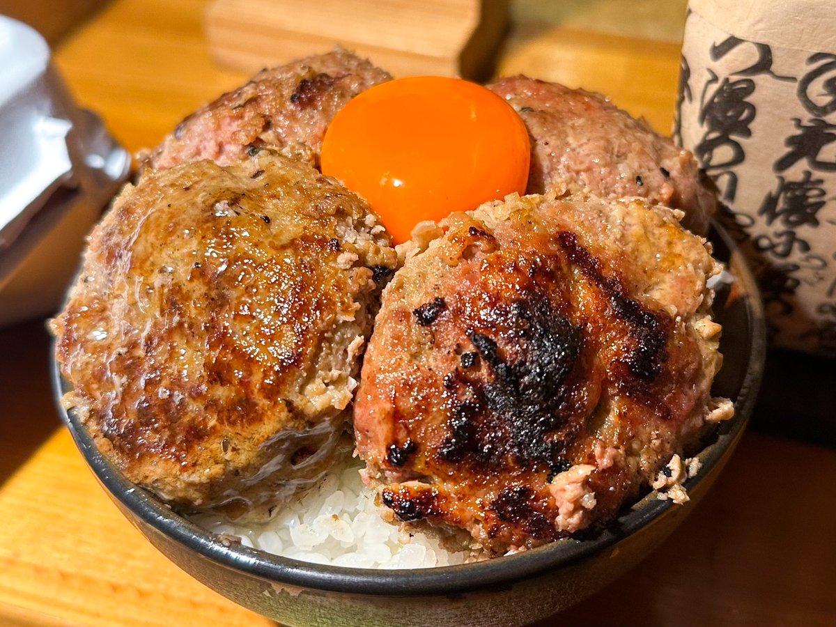 harapeko_jpn's tweet photo. 店名：無限バーグ
最寄り駅：なんば（大阪）

たった1500円でハンバーグが無限に出てくるわんこスタイルの食べ放題が最高！
七輪に炭火焼きハンバーグが次々と乗せてくれるシステムで「余は満足じゃ」の札を見せるまで無限に食べられます✨
濃厚な蘭王卵やご飯、サラダも食べ放題で大満足でした！！ https://t.co/Z6cVT8kcEX