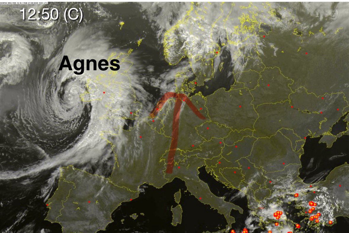 Smukt eksempel på en kraftig lavtryksudvikling 🤓

Agnes rammer lige nu UK med orkan vindstød.

I danmark har vi en svag varm vind fra syd, vi rammer 23-24 grader i dag og torsdag.

Til nørder er lavtrykket en klassisk shapiro-Keyser udvikling 🤓