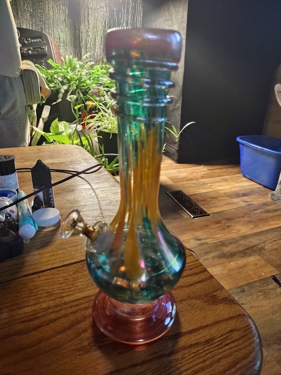 The babies and my new bong 😊😍
We had a reserevior mishap but we got it straightened out now hopefully 
#growyourown #muchlove