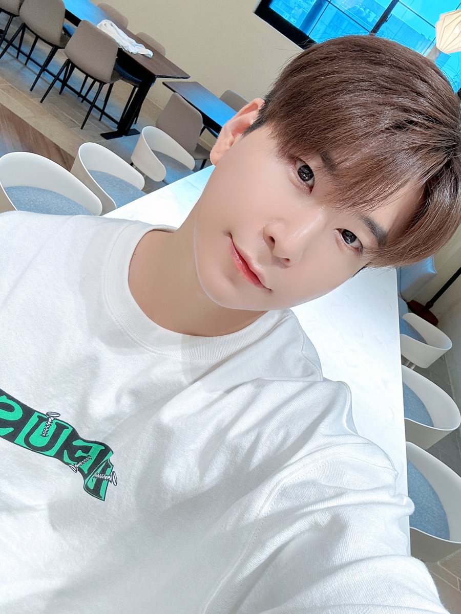 VAV_official's tweet photo. [VAV] 에이팀 선물 🎁

VAMPZ 반갑습니다! 저녁 드세요!

#VAV #브이에이브이 https://t.co/jHmBWF0zv5