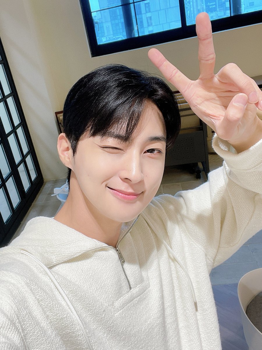 VAV_official's tweet photo. [VAV] 에이팀 선물 🎁

VAMPZ 반갑습니다! 저녁 드세요!

#VAV #브이에이브이 https://t.co/jHmBWF0zv5