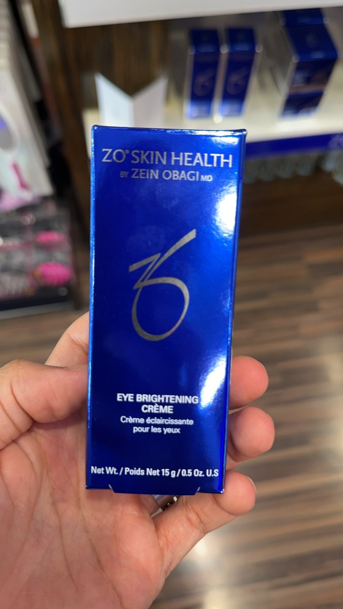 كريم مجدد ومفتح لمحيط الهين (الهالات) لاحتوائه على :   

- ريتينول مخفف ليناسب المنطقة (يجدد الكولاجين ومضاد للتجاعيد والشيخوخة).

- كوجيك أسيد (مفتح للتصبغات).

⁃كافيين (قابض لانتفاخ الجفون ومحسن للدورة الدموية).

⁃كارنتين وكو انزايم A (مضادات للأكسدة ومحسنات للدورة الدموية).