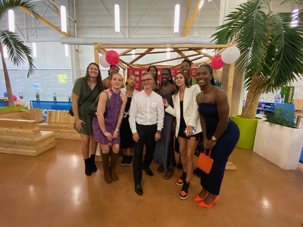devnclic's tweet photo. 📢 Présentation officielle de la nouvelle équipe et du staff de l'@usombasket à DECATHLON Mondeville 🏀⚪🔴 Ce fut l'occasion de faire la connaissance des nouvelles joueuses et de partager un agréable moment #lf2 #rugirensemble #nouvellesaison #basketball https://t.co/XYGS5io6Ir