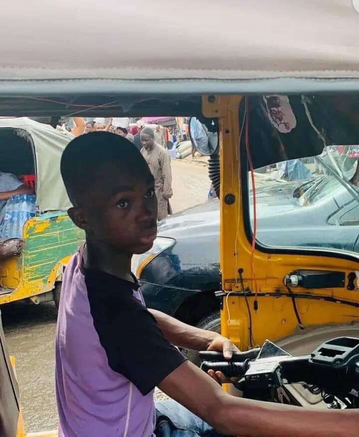 Breaking news ; 

This little young boy was seen driving Keke in Aba Abia state 

Imagine at this age he is the bread winner of his family 🥹🥹🤦‍♂️

@alexottiofr 
@NG_AbiaState