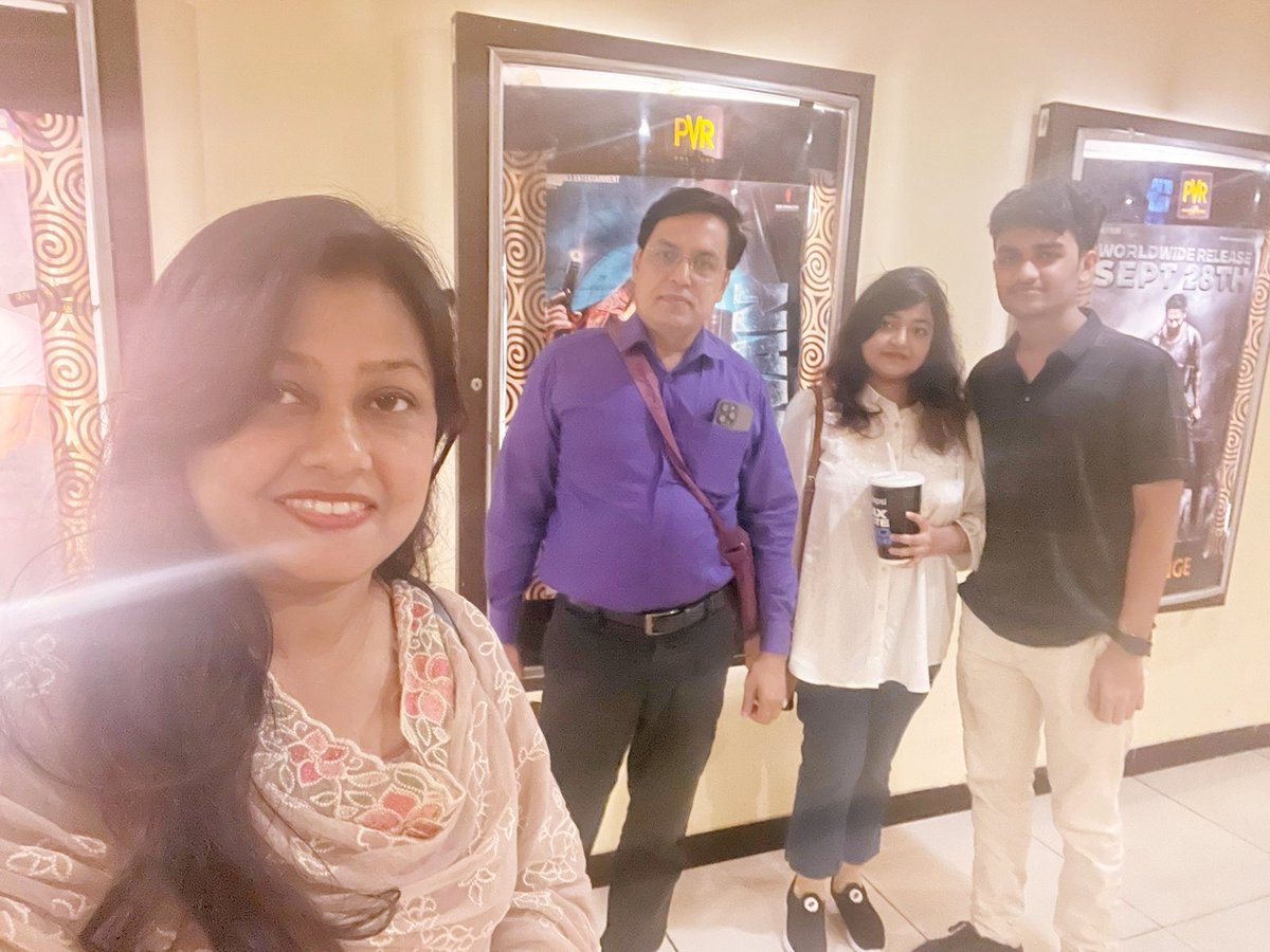 iamelmii's tweet photo. @iamsrk I am from Bangladesh. Currently visiting India. I watched my SRK's movie at his birthplace. Yay! https://t.co/gmn1l3a5k9