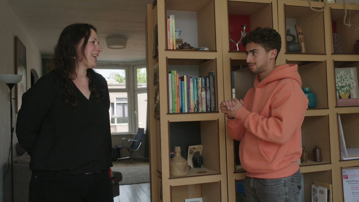 Sanne Rooseboom is de schrijver van Mot en de Metaalvissers, de boekenserie Het Ministerie van Oplossingen en het kinderboekenweekgeschenk van 2023. Sanne vertelt Nizar hoe ze schrijft. In de sketch is Donnie onder de indruk van Chelsey haar nieuwe look.
klokhu.is/sannerooseboom