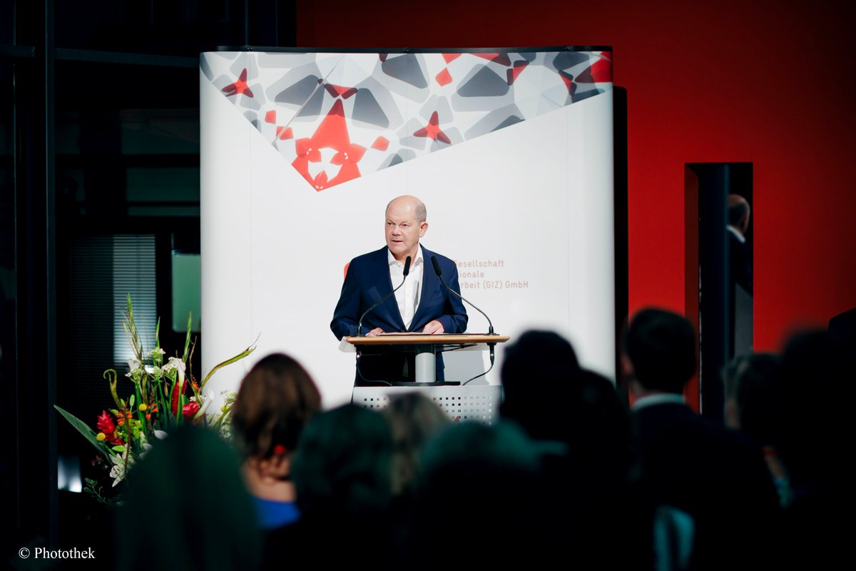 BMZ_Bund's tweet photo. „Entwicklungszusammenarbeit ist Friedenspolitik.“ Starkes Bekenntnis @Bundeskanzler beim @giz_gmbh Jahresempfang. „Unsere gesamte Zusammenarbeit muss von Respekt &amp; Anerkennung getragen sein. Die Entwicklungszusammenarbeit ist von genau diesem partnerschaftlichen Ansatz geprägt.“ https://t.co/r3xbNstIlG