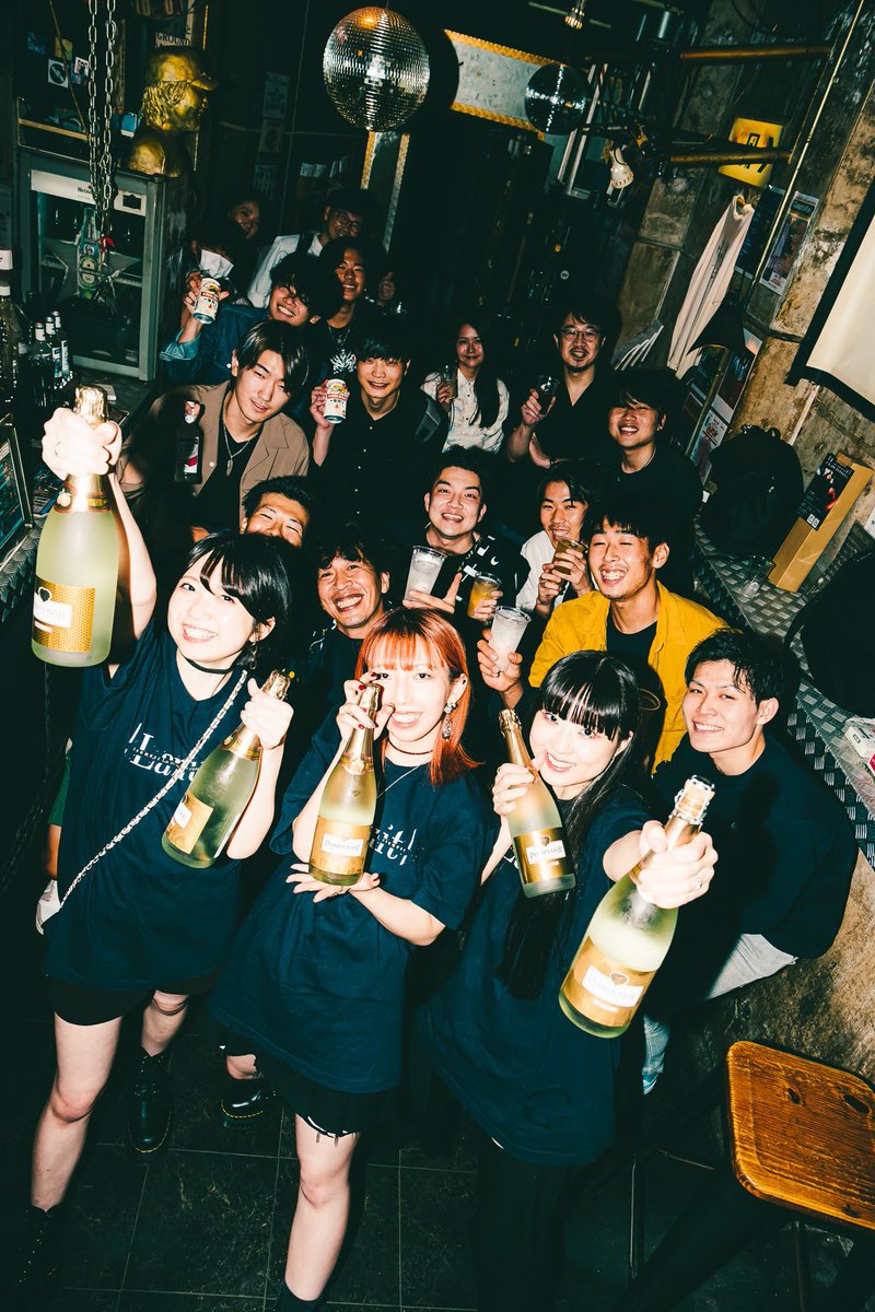 Lanuit_Official's tweet photo. 🎉after party🎉

ファンの方を交えた打ち上げ。
楽しいひとときとなりました🌙

そして今回club vijon名物のシャンパンが
なんとなんと12本も...!!!🥂

皆で美味しくいただきました。
ありがとうございました🕊️ https://t.co/M7PvsxBcho