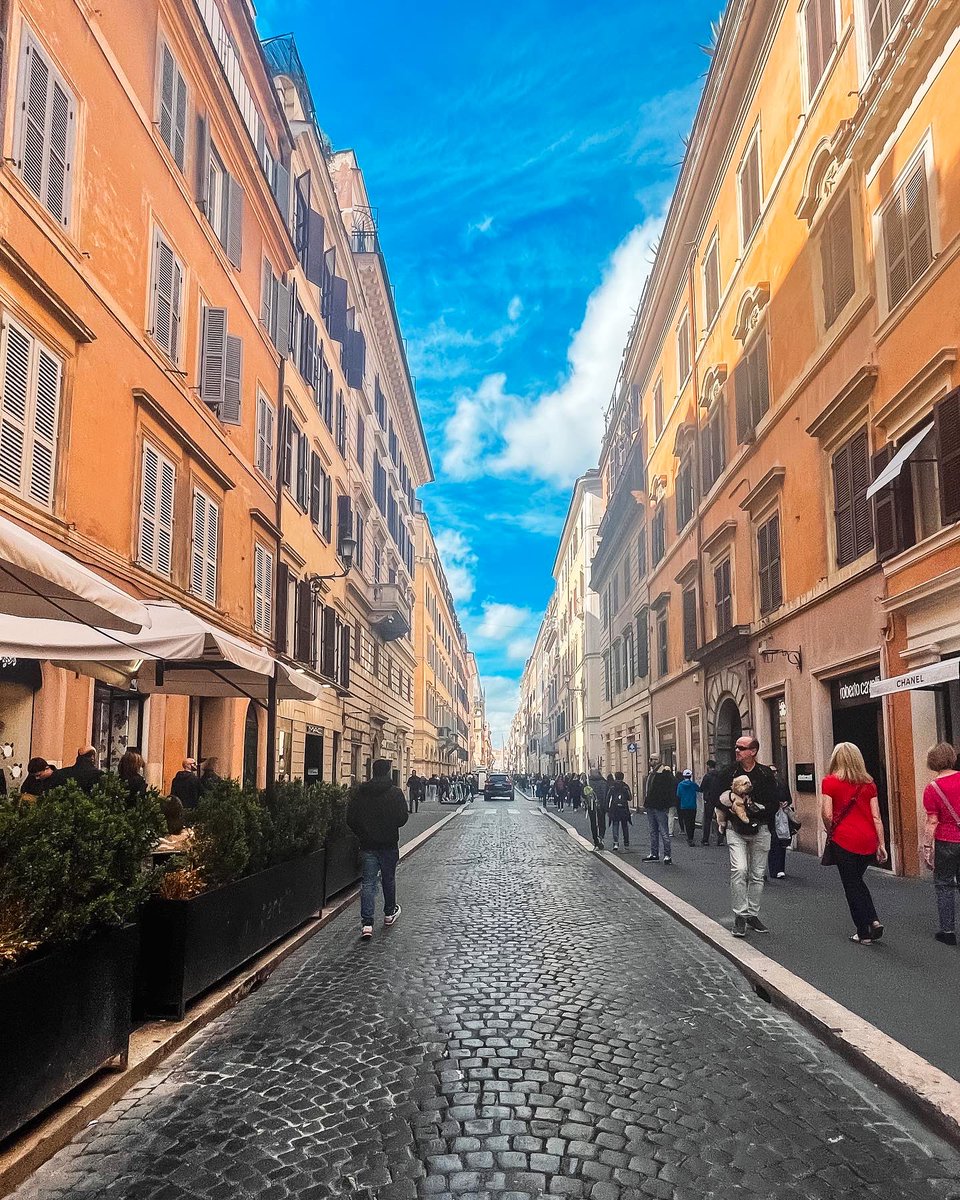 _rkmle_'s tweet photo. A tiny jewel in the busy streets of Rome. 🚗
🕒 Time check 15:16 🇮🇹
.
.
.
.
#GlassOfWanderlust #Rome #Roma #EternalCity #SoulCity #Fiat500 #car #tinycar #streetphotography #CittaEterna #BellaItalia #StradediRoma #Travel https://t.co/xOU2SEmrZs