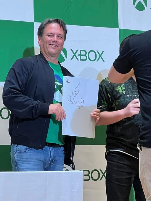 El jefe de Xbox, Phil Spencer, firma una PlayStation 5 y la imagen se extiende por todo el mundo