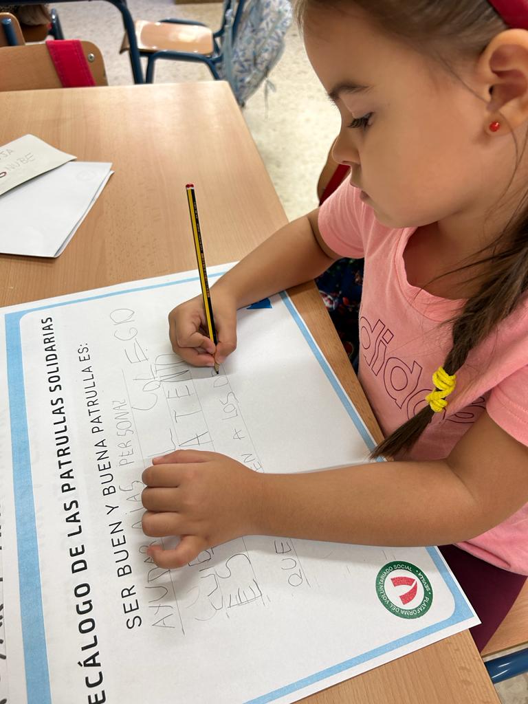 eeijuliocesar's tweet photo. #PatrullasSolidarias concretan sus servicios y elaboran su #decálogo para ser buen patrulla como paso previo a la formación de compromiso con la @PVSsevilla.
#AprendizajeServicio
#infantil5años
#CiudadanosComprometidos
#acompañamiento
#aprenderaser
@DGOIPyEE @aps_sevilla https://t.co/jfWha72XIR