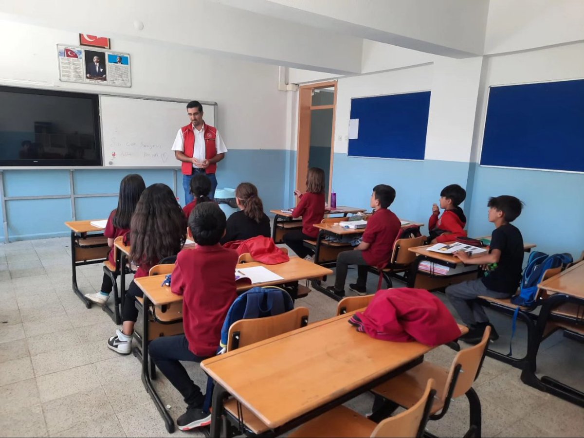 Gençlik Merkezimizin faaliyetleri hakkında gençlerimizi bilgilendirmek amacıyla okul ziyaretlerine devam ediyoruz. Bugünkü durağımız Kemah Necatibey Ortaokulu.
#GSBGM