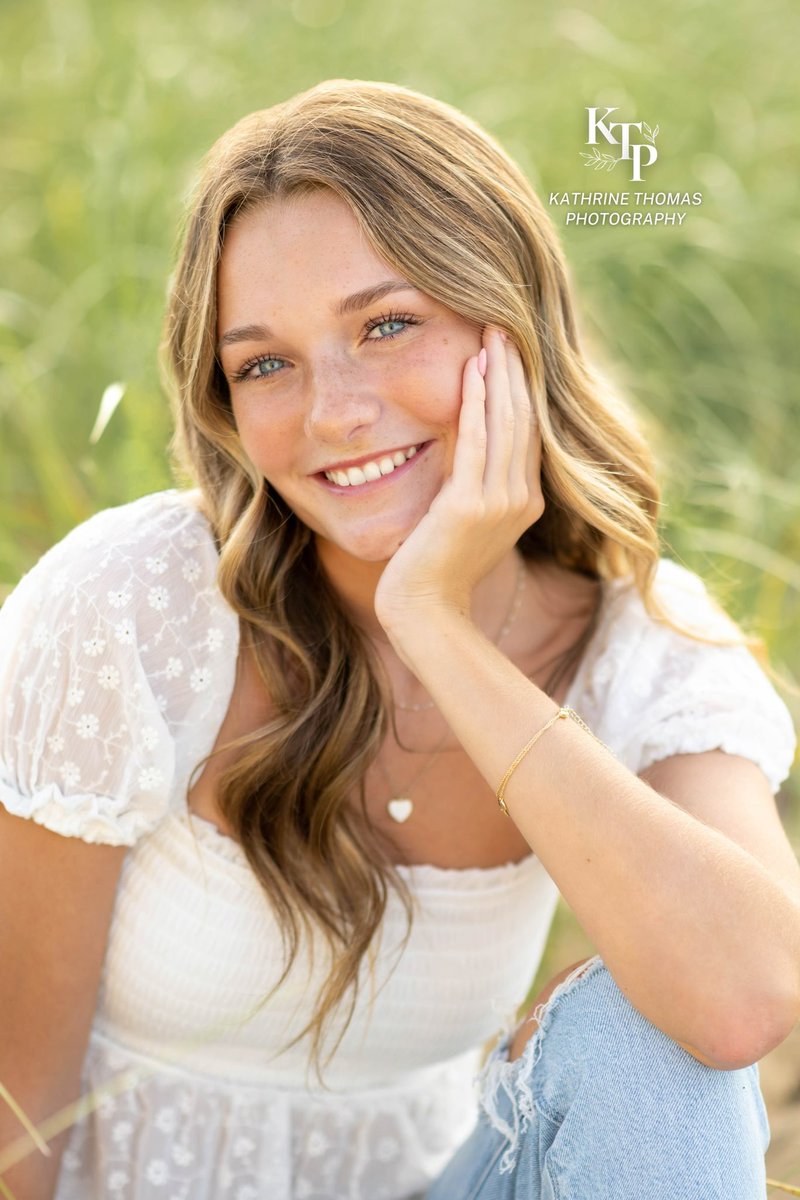 CHS_girlsxctf's tweet image. It’s senior night for cross country! Come down to the Graniteville fields to support our seniors, including captains Jill Walker, Clara Vieira and Sritha Sithalam. 

Races start at 3:45! 
@_LionsAthletics @CHS_Tundra