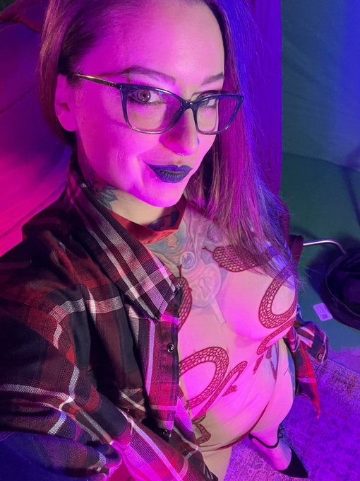 Me right before shooting. I&rsquo;m wearing My partners flannel bc I&rsquo;m always cold. https://t.co/EWjypv4nQ<a href="/tag/mvsales"class="tags"><span>#mvsales</span></a>