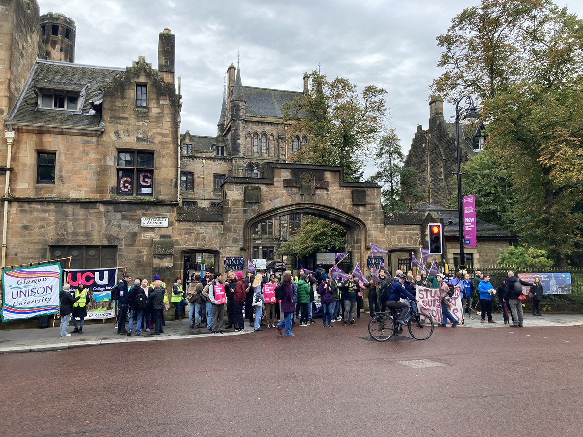 We bumped into @zanyzaz on the @UofGlasgow picket line as she was making one of her brilliant vids in support of striking university workers. Full support to all the strikers - another university is possible!