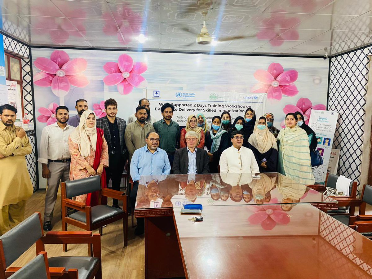 pak_hep's tweet photo. Professor Foster meeting the team in Gujranwala, Pakistan and key volunteers who are encouraging the local community get Hep C tested. https://t.co/csSeBR0O4h