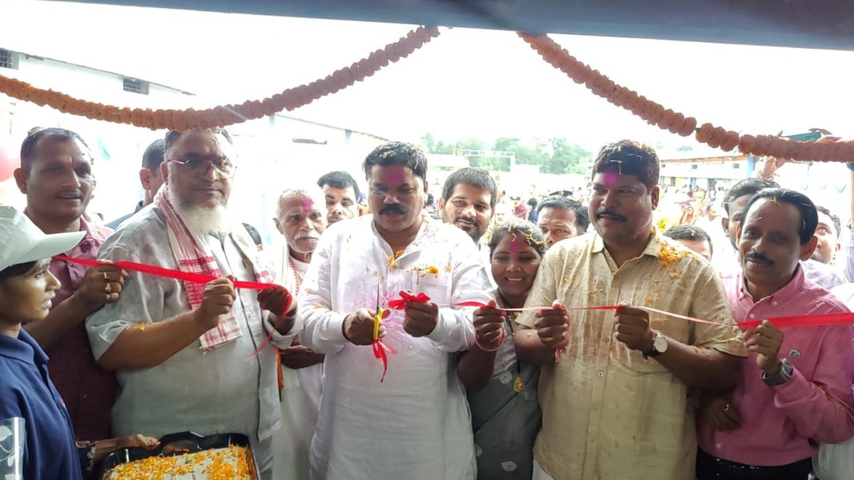 DPRChhattisgarh's tweet photo. .@KondagaonDist के ग्राम पंचायत अड़ेगा के #महात्मा_गांधी_ग्रामीण_औद्योगिक_पार्क में गोबर पेंट निर्माण इकाई का विधानसभा उपाध्यक्ष श्री @SantramNetamINC ने किया शुभारंभ।
गोबर पेंट निर्माण करने वाले महिला समूह को प्रदान किया 1 लाख रु. का चेक।
#छत्तीसगढ़_सरकार_भरोसे_की_सरकार #CGModel https://t.co/UqVHk6Dioe