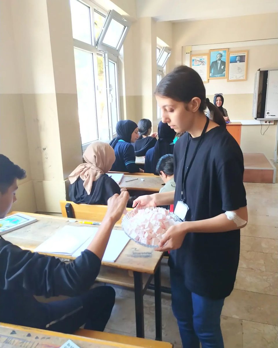 Ttmtalcanik's tweet photo. Okulumuzda mevlid kandili münasebetiyle giriş katta hadisi şerifler sergisi açıldı ve başta müdürümüz müdür yardımcıları, öğretmen ve öğrencilerimize gül suyu ve lokum ikrami yapıldı. https://t.co/yxORJzI85r