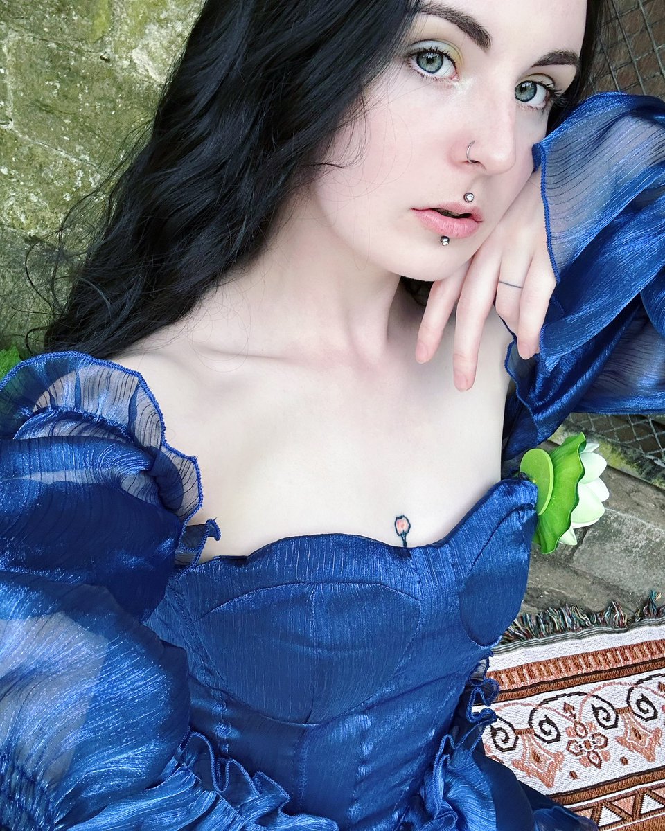 “Ever since my childhood days, that’s what I have chosen to be,
A dangerous nymph, a lethal siren of the sea.” 🪷
#nymp #waternymph #siren #sirensong #ladyofthelake #cosplay #cosplayer #girlswhocosplay #cosplaygirls #fantasycosplay #larp #hotwenchsummer #historicalcostume