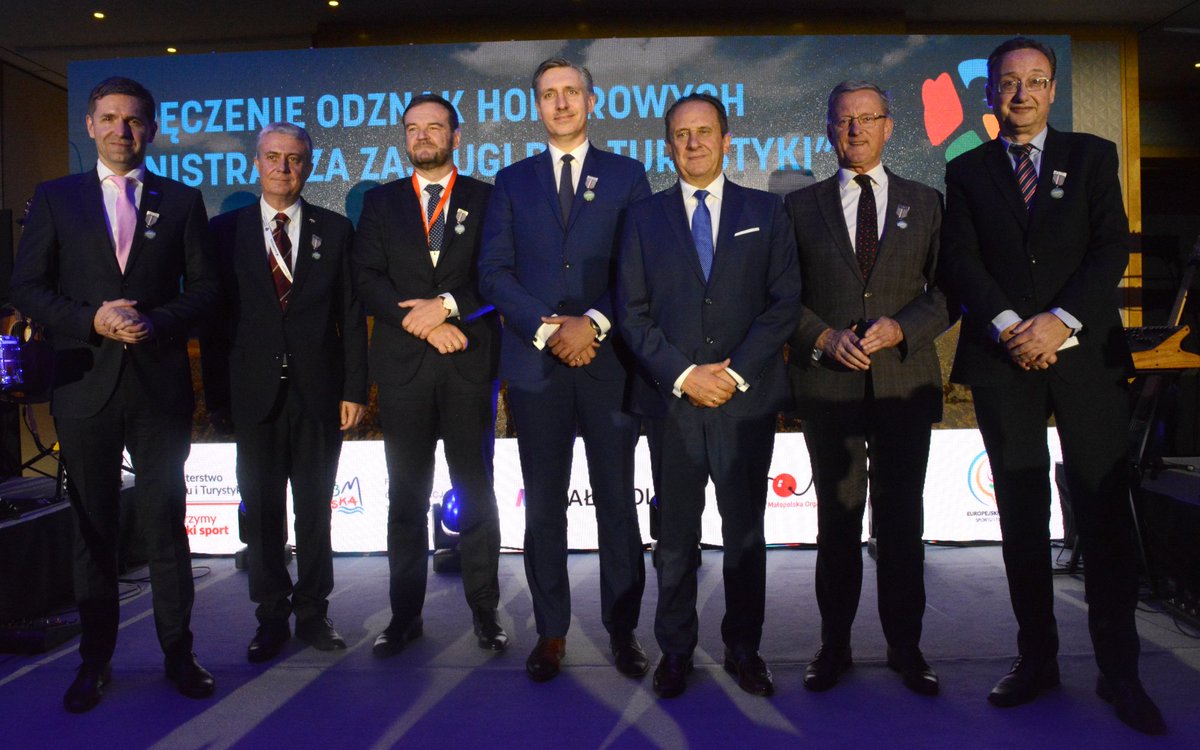POT_GOV_Pl's tweet photo. Zasłużeni dla turystyki 🎖️
Panowie, wraz z @SPORT_GOV_PL gratulujemy i witamy w tym zacnym gronie! 👏🤝
@sbs_eksit #eksit2023 #EKSiT #Zakopane #ŚwiatowyDzieńTurystyki #WorldTourismDay #WorldTourismDay2023 https://t.co/sPNsYtX9bh