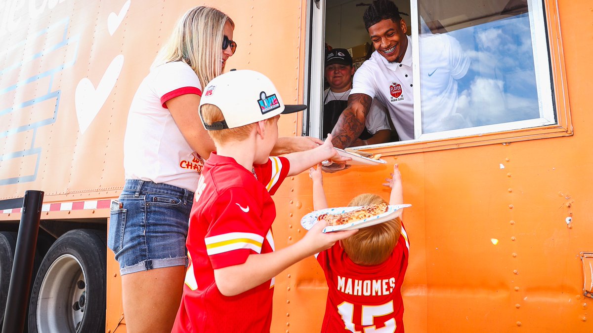 Chiefs's tweet photo. Serving up the Kingdom one slice at a time 🍕

Thank you to @isiah_pachecoRB, @littlecaesars, and @KansasCityYMCA for partnering with us to bring #LoveKitchen to the KC community! https://t.co/jgorqJTho9
