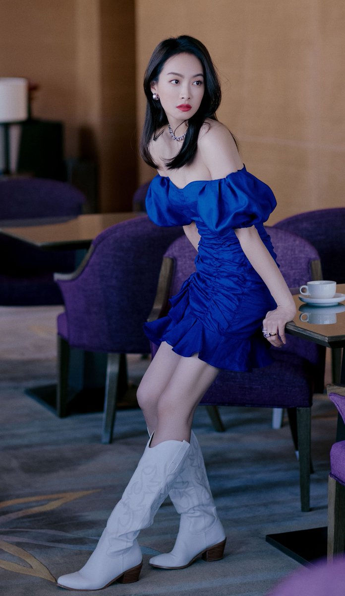 celebleg's tweet photo. 女明星宋茜身穿低胸蓝裙，美腿穿白色长皮靴代言商���活动 https://t.co/nsNNJmWyxr https://t.co/7oDAdlllJH
