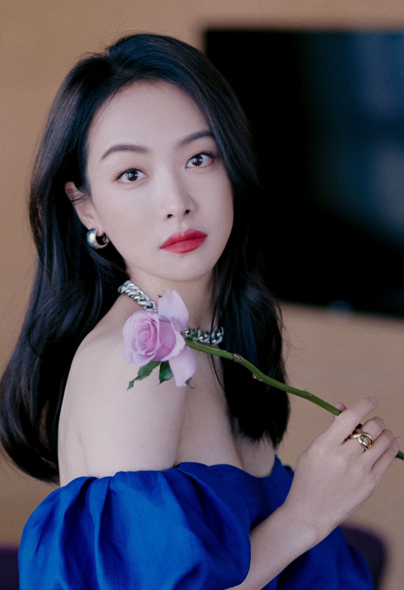 celebleg's tweet photo. 女明星宋茜身穿低胸蓝裙，美腿穿白色长皮靴代言商���活动 https://t.co/nsNNJmWyxr https://t.co/7oDAdlllJH