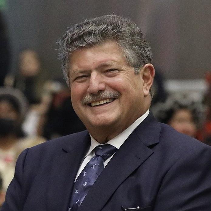 Desde que Guillermo Lasso llegó al poder en mayo de 2021, los envíos de cocaína a Europa en containers de BANANO se han quintuplicado. ¿Quién estará detrás de la logística de esas “exportaciones”? No se me viene ningún nombre a la cabeza.